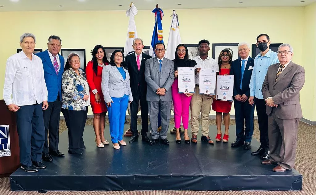 Ganadores del Concurso de Lectura Anual para Estudiantes Universitarios reciben premio