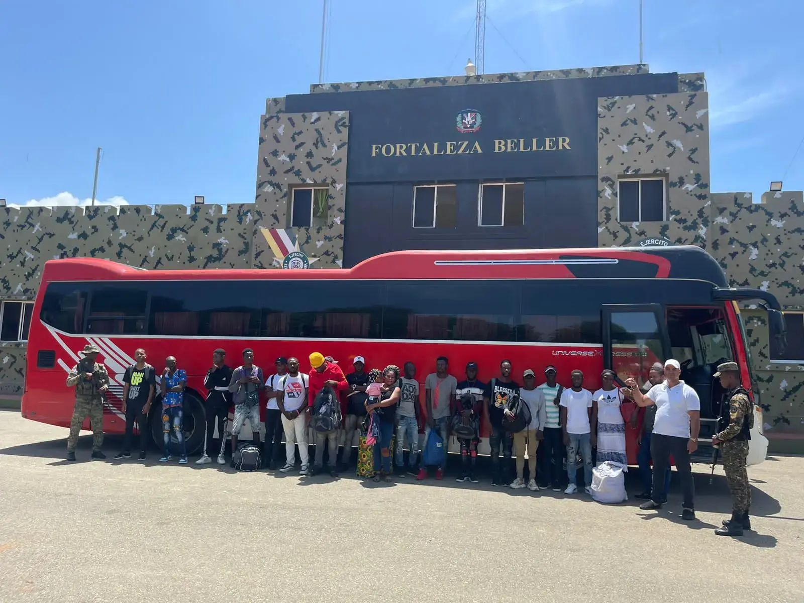 Ejército detiene autobús con cubano y 18 haitianos indocumentados que pretendían llegar a Santo Domingo