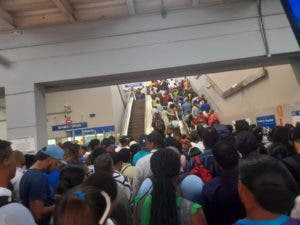 Largas filas en estación del Metro Mamá Tingó por paro de labores de operadores