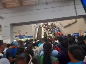 Largas filas en estación del Metro Mamá Tingó por paro de labores de operadores