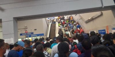 Largas filas en estación del Metro Mamá Tingó por paro de labores de operadores