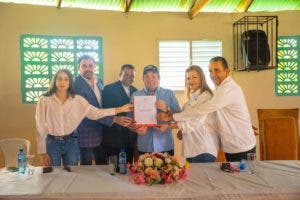 Paliza entrega fondos para la construcción de Parroquia en Ocoa