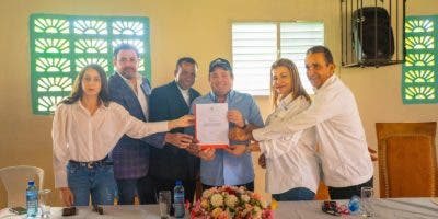 Paliza entrega fondos para la construcción de Parroquia en Ocoa