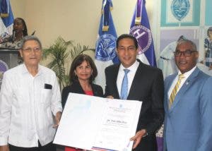 Iván Gatón recibe reconocimiento en la UASD por sus aportes al desarrollo de las humanidades