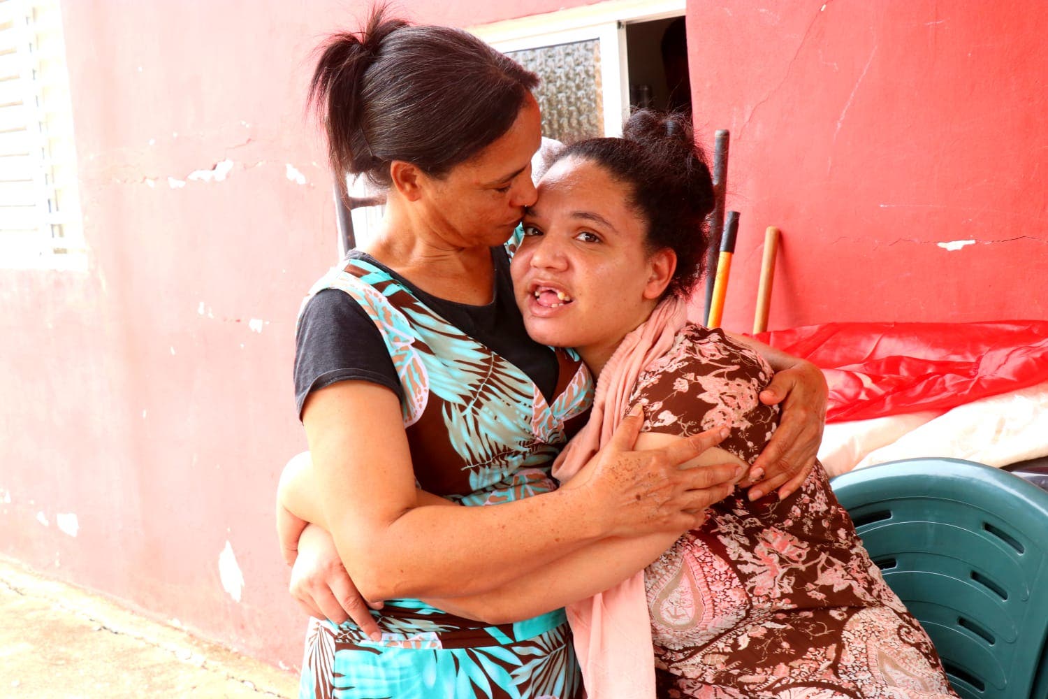 Madre pide ayuda a primera dama para realizarle callosotomía a hija con epilepsia refractaria