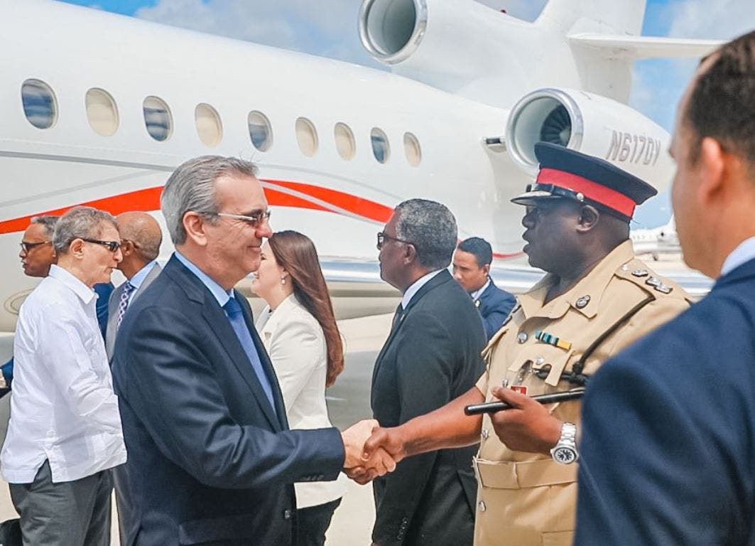 Abinader llega a Bahamas para participar en reunión de CARICOM