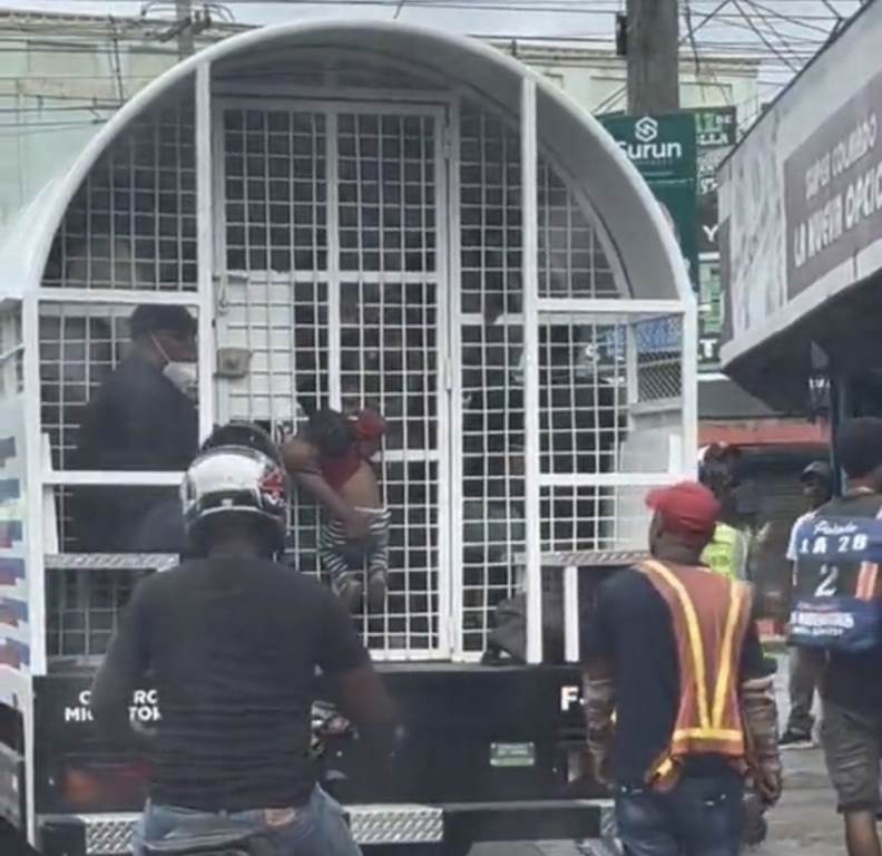 Bebé cuelga en las verjas de camión de Migración mientras su madre detenida lo sostiene; Autoridades investigan