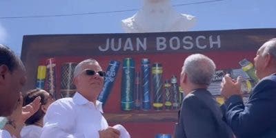 Manuel Jiménez desveliza busto y plazoleta dedicados a Juan Bosch
