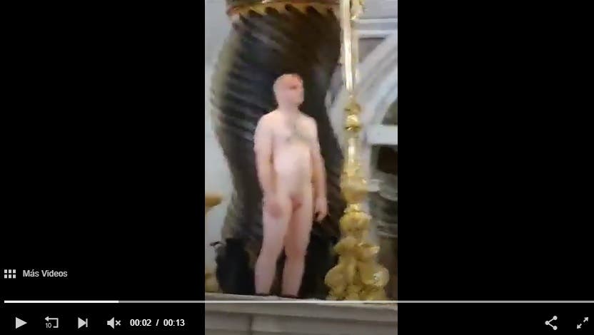 Un hombre se desnuda en la Basílica de San Pedro en protesta contra la guerra de Ucrania