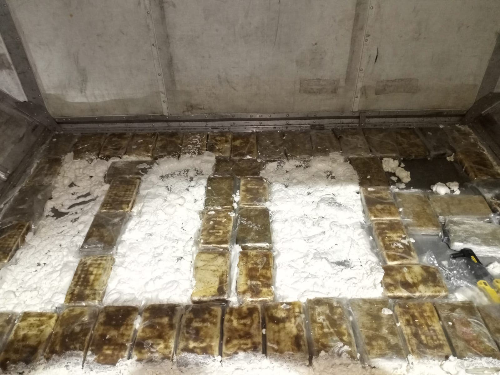 DNCD se incauta 58 paquetes de cocaína en piso de contenedor en el AILA 