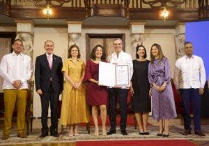 Abinader entrega Premio Excelencia Magisterial 2023 a cinco docentes por su destacado servicio