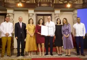 Abinader entrega Premio Excelencia Magisterial 2023 a cinco docentes por su destacado servicio