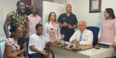 Sale del hospital adolescente al que le reimplantaron mano; ya mueve algunos dedos