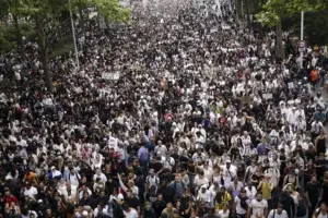 Francia: Marcha por un chico muerto a tiros por la policía en Nanterre degenera en disturbios