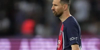 Messi se despide de París entre abucheos