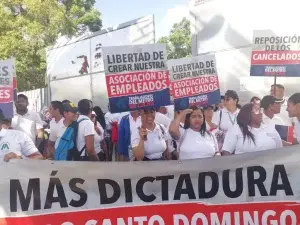 Empleados y desvinculados del Metro marchan hasta el Palacio Nacional