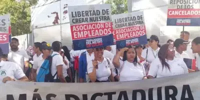 Empleados y desvinculados del Metro marchan hasta el Palacio Nacional