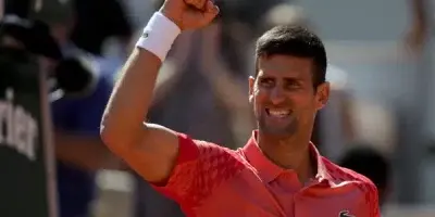 Djokovic rompe su empate con Rafael Nadal al llegar a los 17 cuartos de final del Abierto de Francia