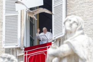 El papa reaparece ante los fieles tras su operación y agradece “de corazón” el afecto