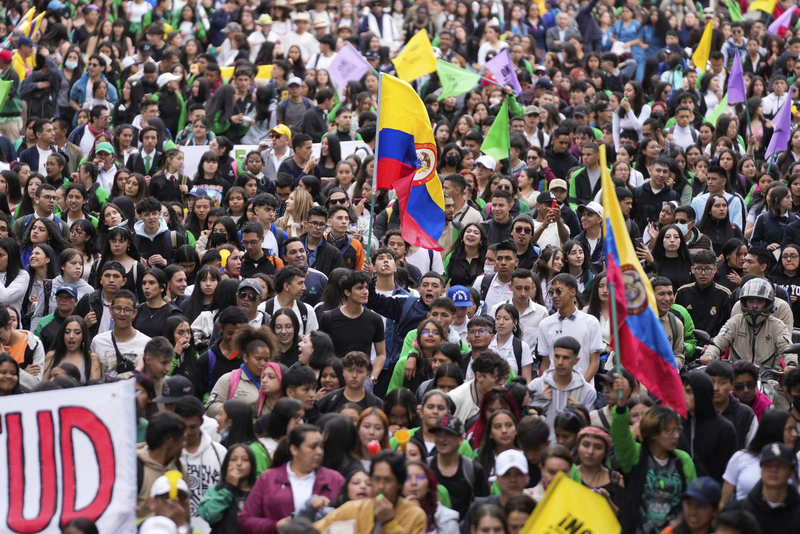 Miles de colombianos salen a las calles de Bogotá para decir “sí a las reformas” de Petro