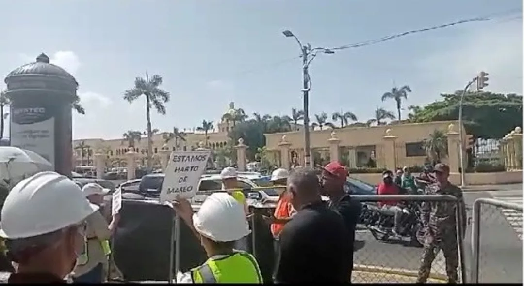 Grupos exigen diversas reivindicaciones protestaron hoy frente al Palacio Nacional