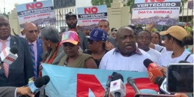 Residentes Mata Gorda en SDN protestan frente a Congreso por instalación vertedero