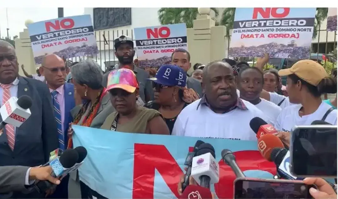 Residentes Mata Gorda en SDN protestan frente a Congreso por instalación vertedero