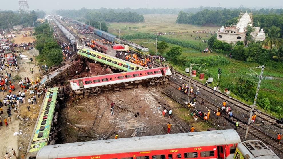 La colisión de tres trenes en la India, uno de los peores accidentes ferroviarios del país