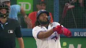 Guerrero Jr pega cuadrangular y facilita victoria a Toronto