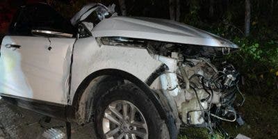 Mueren tres jóvenes al chocar vehículo con poste de luz en Nizao