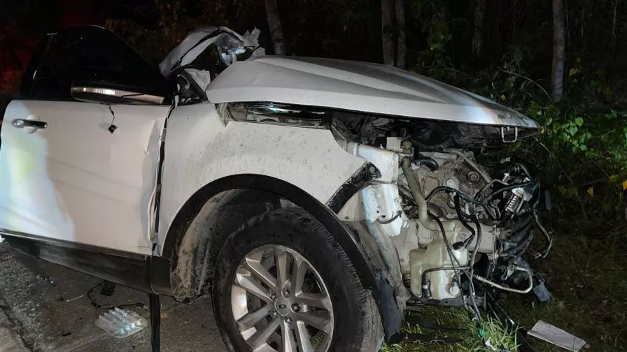 Mueren tres jóvenes al chocar vehículo con poste de luz en Nizao