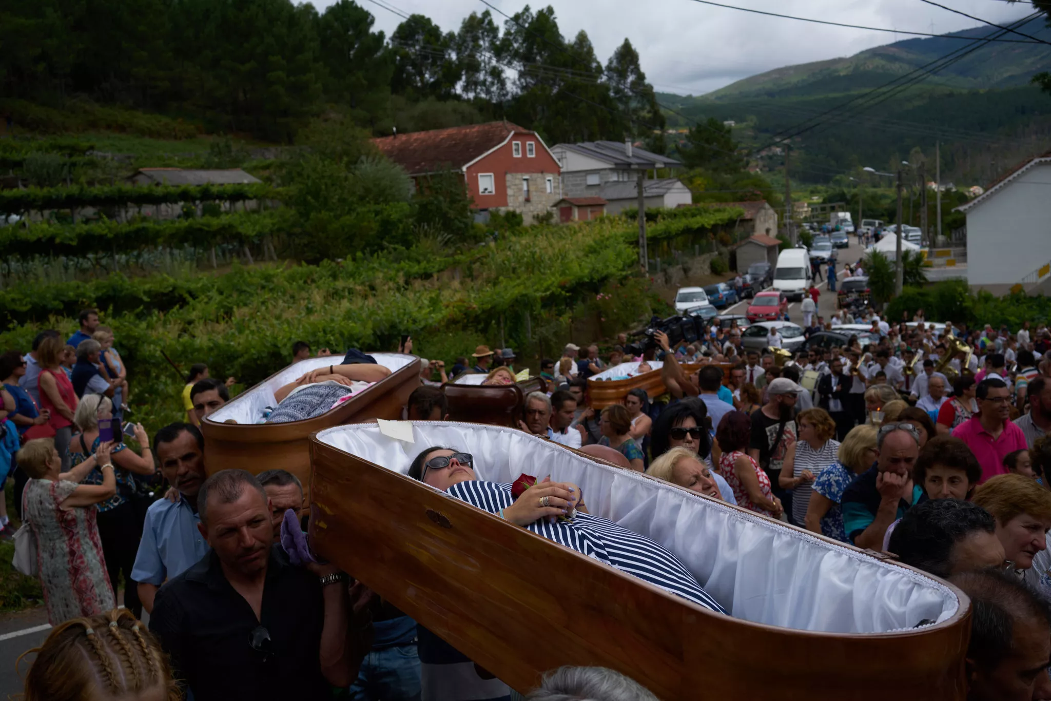 El pueblo español en el que los ataúdes salen en procesión para celebrar la vida