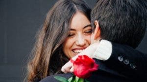 «Love bombing»: cuando demasiado amor se vuelve peligroso (y cómo saber si te está pasando a ti)