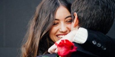 «Love bombing»: cuando demasiado amor se vuelve peligroso (y cómo saber si te está pasando a ti)