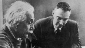 Oppenheimer y Einstein: la complicada relación entre el «padre» de la bomba atómica y el nobel de Física