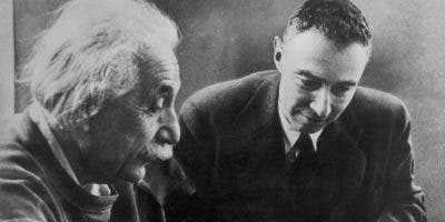 Oppenheimer y Einstein: la complicada relación entre el «padre» de la bomba atómica y el nobel de Física