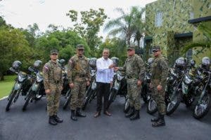 911 entrega 50 nuevas motocicletas y 200 terminales de radio al Ejército de la República