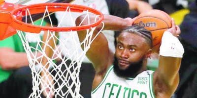 Brown  firma contrato histórico con Celtics