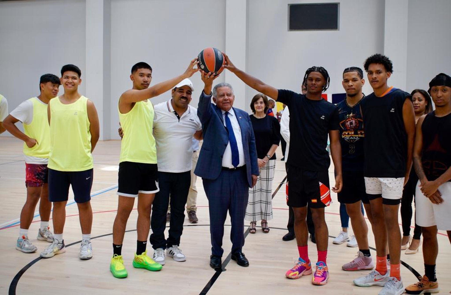 República Dominicana dona 500 uniformes de baloncesto para jóvenes compatriotas en Madrid