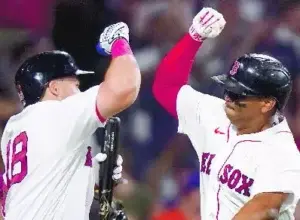 Rafael Devers tiene  a Boston  en lucha por la clasificación