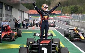 Verstappen arrasa en el GP de Austria; Checo remonta