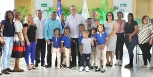 Gobierno dispone RD$1, 800 millones en bonos estudiantil para los padres