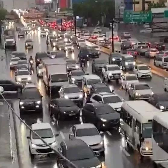 Lluvias generan inundaciones en principales avenidas