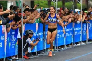 La venezolana Joselyn Brea sorprende y gana el medio maratón en San Salvador