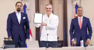 Presidente Luis Abinader firma su primer decreto de manera digital