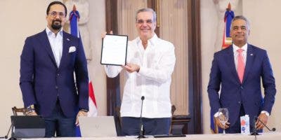 Presidente Luis Abinader firma su primer decreto de manera digital