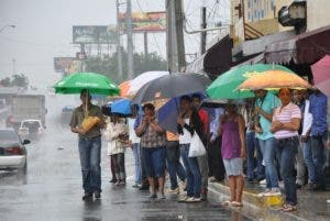 Onda tropical continuará provocando aguaceros este sábado