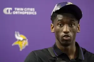 Jordan Addison de los Vikings conduce a 140 mph para una ‘emergencia’ de perros