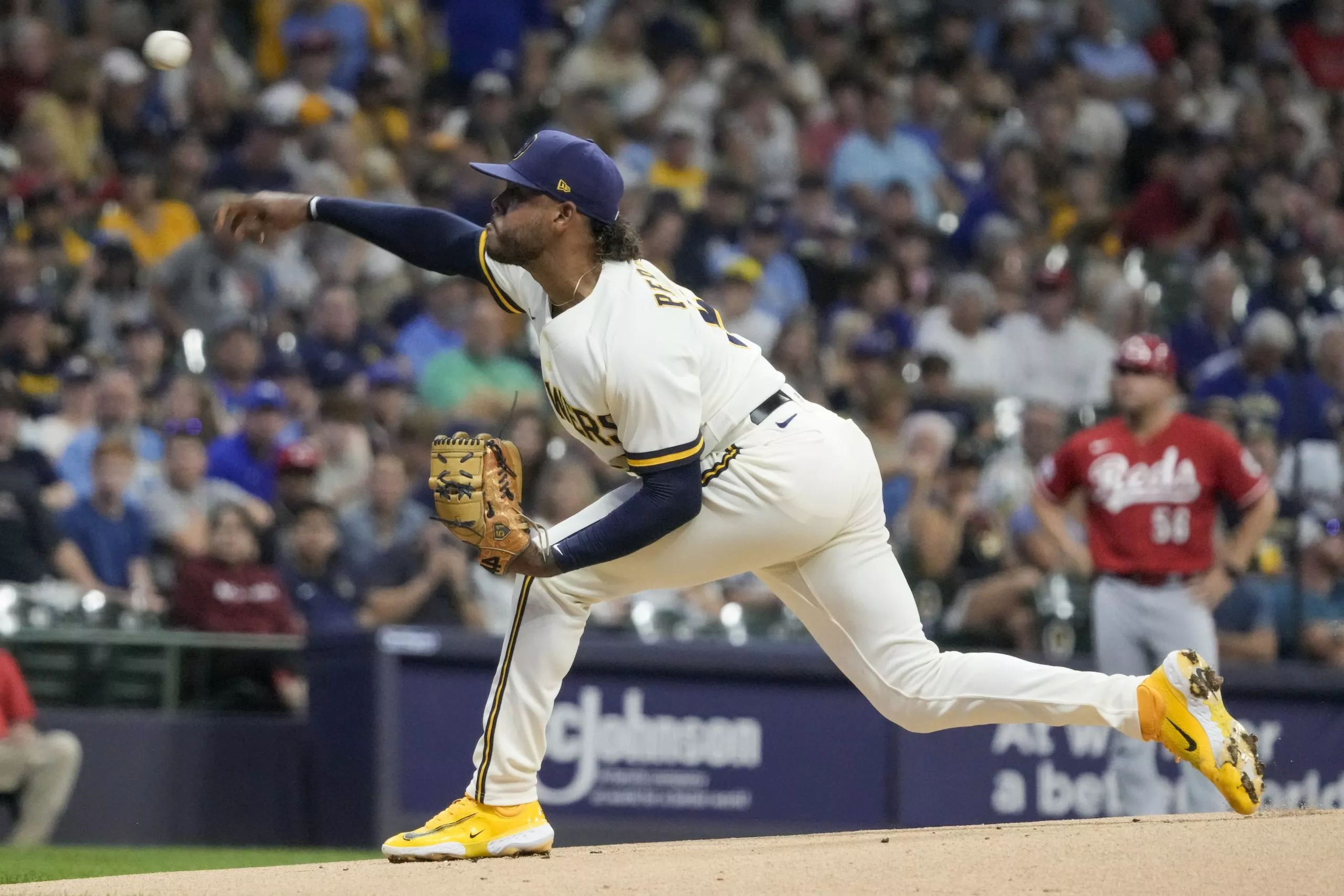 Freddy Peralta iguala el récord personal con 13 ponches, Cerveceros vencen a Rojos