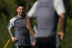 Messi y Busquets, sonrientes en el primer entrenamiento con el Inter Miami